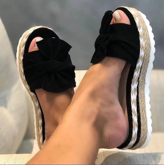 FRESH AND COMFORTABLE PLATFORM SANDALS